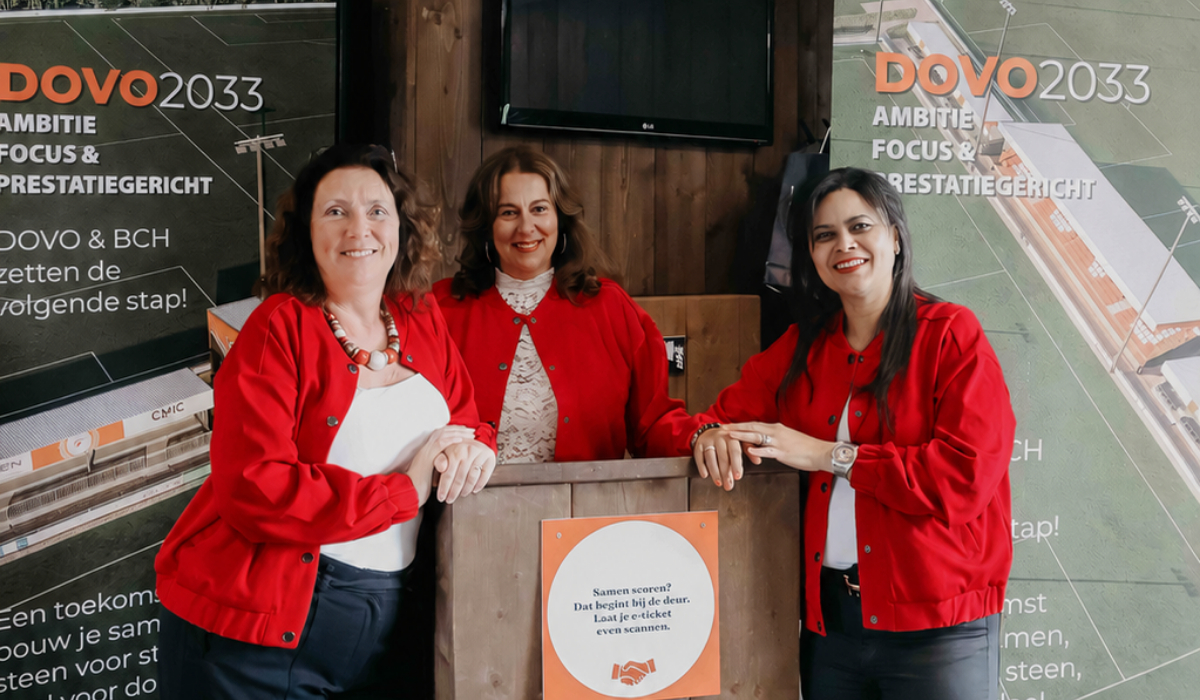 Onze gastvrouwen stralen in het rood