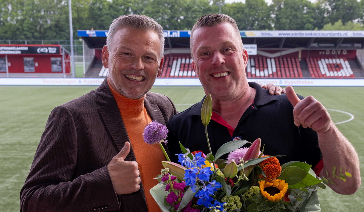 Keurslager Jan van Leeuwen tekent bronssponsorcontract